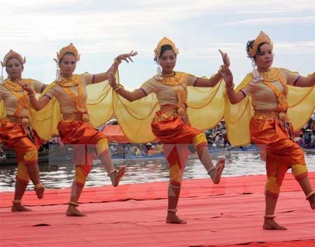 Các diễn viên Khmer biểu diễn trong lễ hội.